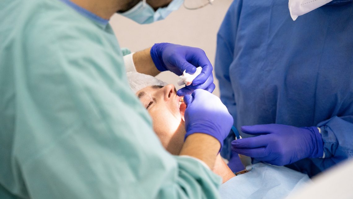 Le métier d’orthodontiste : formations, missions, salaire et débouchés